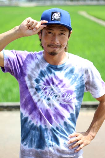 久しぶりに夏に帰省したウェイクボードのトッププロだった栗田さん、着ているTシャツは自身のオリジナルブランド「Tam Tam」