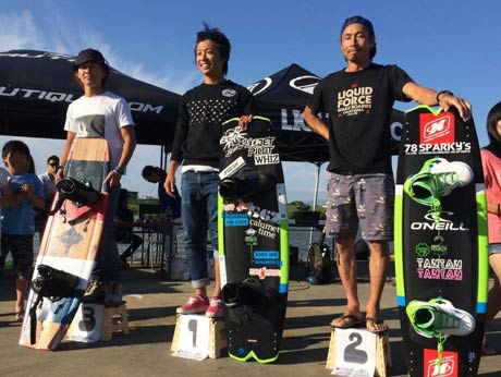  5月に筑後川で行われた九州ウェイクボードサーキット第1戦のオープンクラスで準優勝した栗田さん（いちばん右）