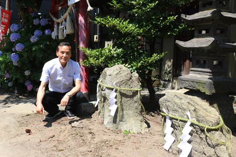 燕・戸隠神社の境内で見つかった夫婦岩と平成の寺子屋を建設する星野宮司
