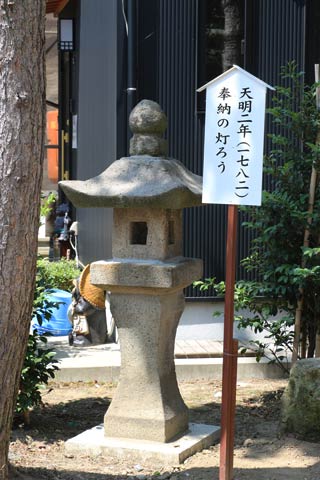 240年以上も前に奉納された石灯ろう