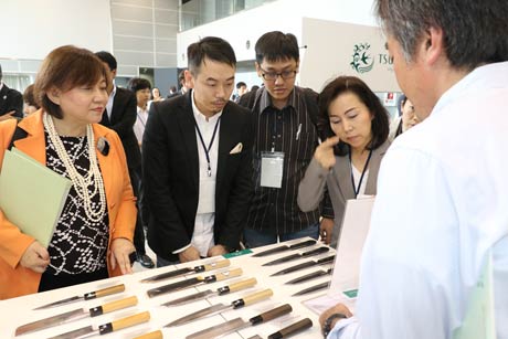  燕三条地域の輸出希望企業30社が自社製品を展示した会場で参加者とセッション