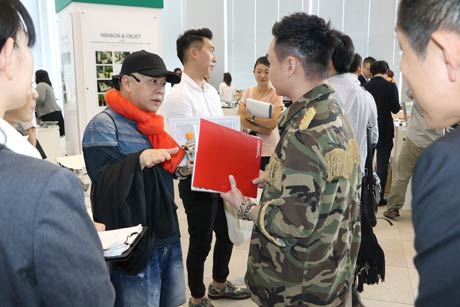 燕三条地域の輸出希望企業30社が自社製品を展示した会場で参加者とセッション