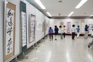 26日から28日まで三條蘭亭会の第28回書道展の会場で展示作業