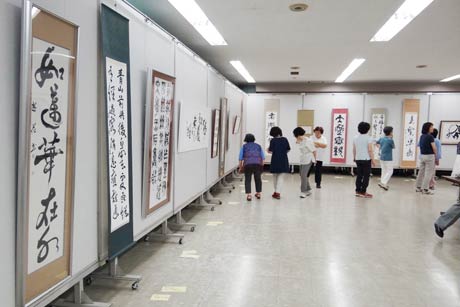 26日から28日まで三條蘭亭会の第28回書道展の会場で展示作業