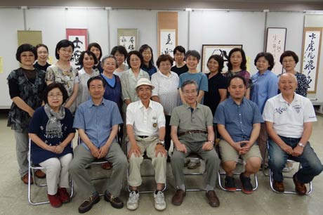 展示作業に集まった会員で記念写真