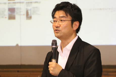 燕市小池中学校2年生に対し職業体験の事前学習で職業講話を行うＮSGカレッジリーグ生涯学習室室長の鈴木さん