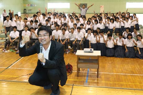2年生と記念写真を撮る鈴木さん
