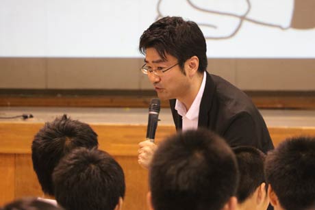 生徒に質問する鈴木さん