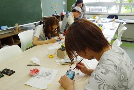 三条ものづくり学校に山田仏壇店が開設する体験工房「塗場」で土、日曜に行われている蒔絵の製作体験工房