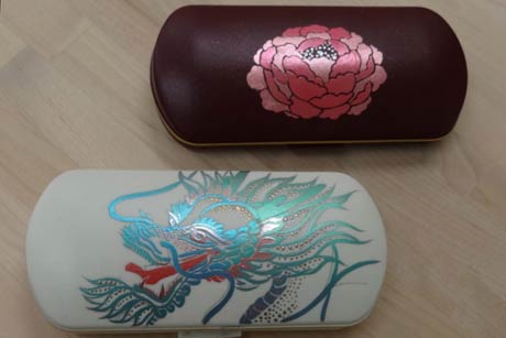  山田仏壇店が三条ものづくり学校で開く体験工房「塗場」で製作する蒔絵のめがねケース