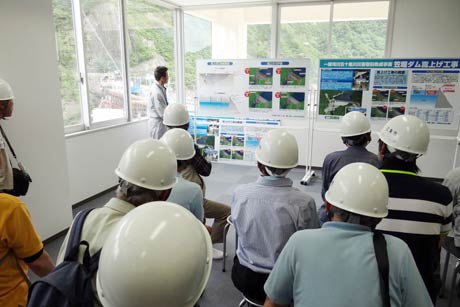 笠堀ダムで県から工事概要の説明を受ける