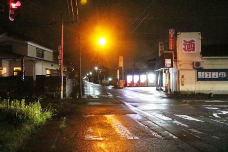 事故のあった交差点、川越さん運転の原付きバイクは写真奥から手前へ、平野さん運転の車は左から右へ進行してぶつかった