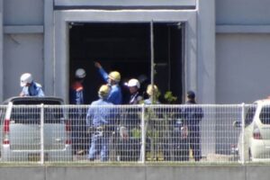 三条市清掃センターで火災の被害や原因を調査する関係機関