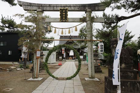 燕・戸隠神社に設置された茅の輪