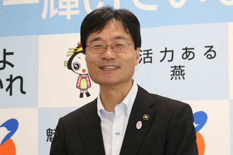 定例記者会見を行う鈴木力燕市長