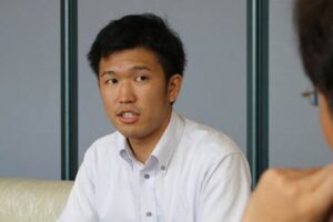 国定三条市長に地域おこし協力隊の着任のあいさつをする大滝さん