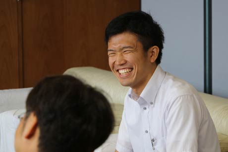 国定市長と歓談する地域おこし協力隊に着任した太滝さん
