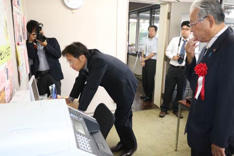 セカンドライフ応援ステーションで公式ホームページの情報を確認する国定市長