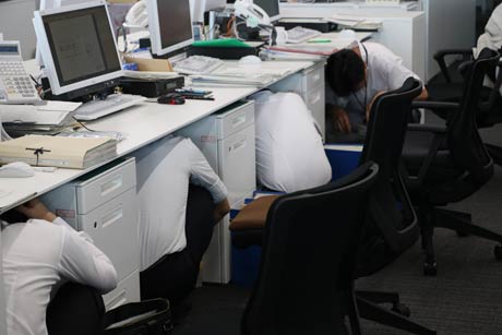 6月30日、燕市役所で行われたシェイクアウト訓練
