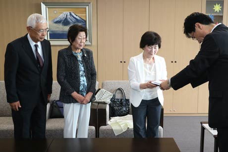当時の役職で左から燕ライオンズクラブの真野会長、雪つばき支部の小林副コーディネーター、原田コーディネーター、鈴木市長