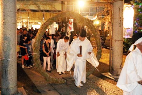 戸隠神社で30日行われた夏越の大はらえの茅の輪くぐり