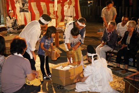 燕御神楽神伶会による舞で子どもたちも小づちを振る