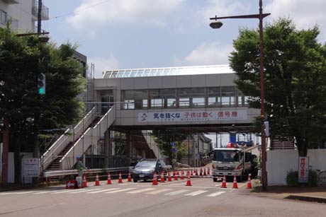 解体撤去工事が行われている神明歩道橋