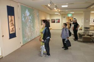 加茂市に住む6人の若手作家が初めてのグループ展「ここ あつまる展」、絵画、書、写真を展示