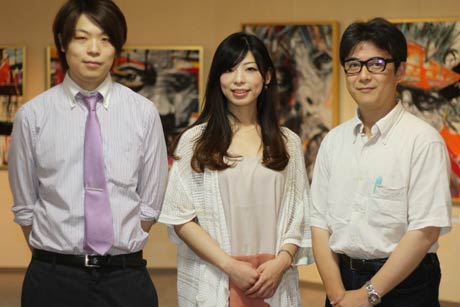 初日の午前に会場を訪れた左から下田逅絆さん、下田彩水さん、高橋一行さん