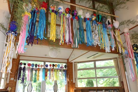 田上町コミュニティーセンターに展示された田上中美術部が制作した七夕飾り