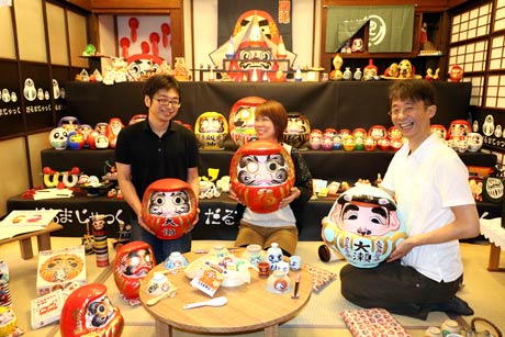 コラボ展示「みんくるだるまジャック」の展示作業が終わった和室と展示作業にあたった栃尾文化センター職員