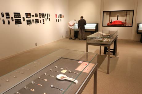  燕市産業史料館で開かれている「世界のスプーンコレクション展　第4章　自然と動植物たちの世界」