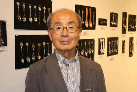 展示しているスプーンのコレクター、松浦さん