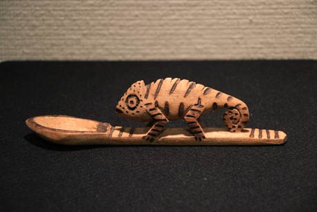  マダガスカルの木製スプーンは、柄の部分にマダガスカルの固有種のパンサーカメレオンが彫刻され、素材のカナボウの木もマダガスカル固有のもの