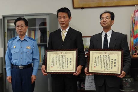  三条署の平成27年度優良少年警察ボランティア（少年補導員）の感謝状贈呈式、左から桜井署長、三条地区少年補導員の熊倉さん、中村さん