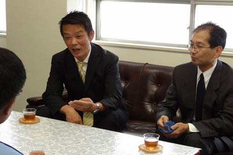 桜井署長と歓談する熊倉さんと中村さん