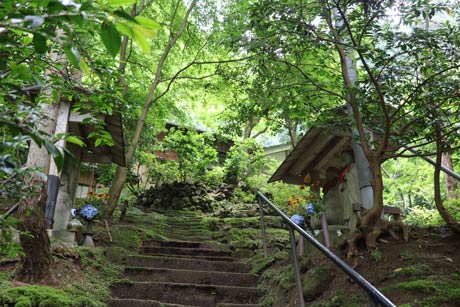 華蔵院へ向かう石段