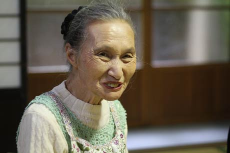 主をなくした華蔵院の庭て手入れを続ける相沢さん