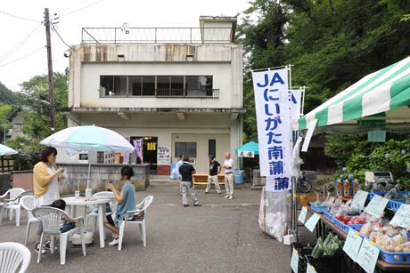  田上町コミュニティセンターの七夕アート作り