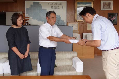 左から三条クラフトフェア実行委員会の広報の長谷川さん、高橋会長、国定市長