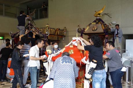 飛燕夏まつりにむけて金、銀、鎚起の3基のみこしを清掃する燕1000人みこし実行委員会