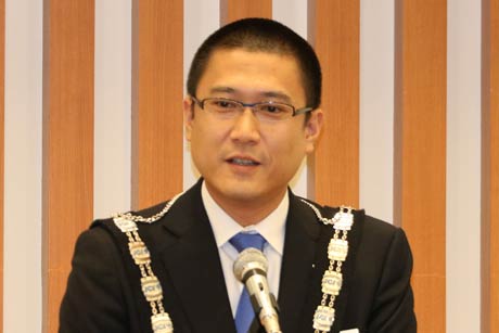 あいさつする相場さん