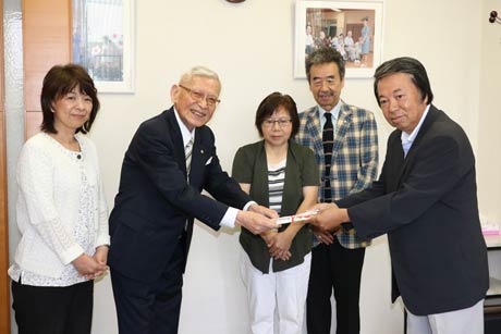 左から特別擁護老人ホーム「白ふじの里」の佐野園長、つばめ福祉会の岡田理事長、燕理容サービスの佐藤さん、本間さん、事務局の田中さん