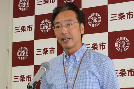 定例記者会見を行う国定市長