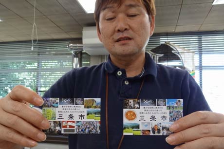 三条市の特産品やイベントをデザインした三条市の名刺を作成