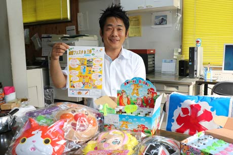 ミニ縁日の景品を前に主催のヒーブ中山の中務さん