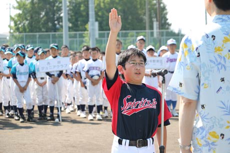選手宣誓を行う燕スピリッツJr.の石井主将