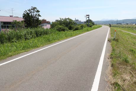事故現場の五十嵐川右岸堤防道路、奥の大崎方面に向かって一方通行