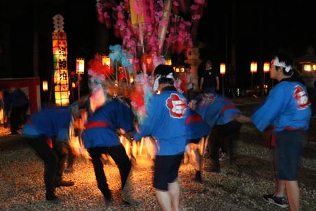 石動神社夏季大祭の宵宮に吉野屋花燈籠講が恒例の花燈籠押し、石動神社境内で花燈籠をもむ