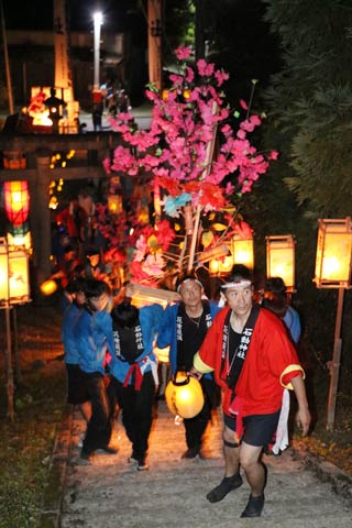 石動神社へ続く石段を登る花燈籠